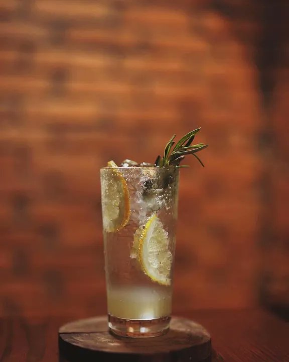 Yuzu Lemon Soda.
Crisp, citrusy, sparkly. The perfect drink to follow your afternoon espresso.

#yuzu #sipandwonder #shakerato