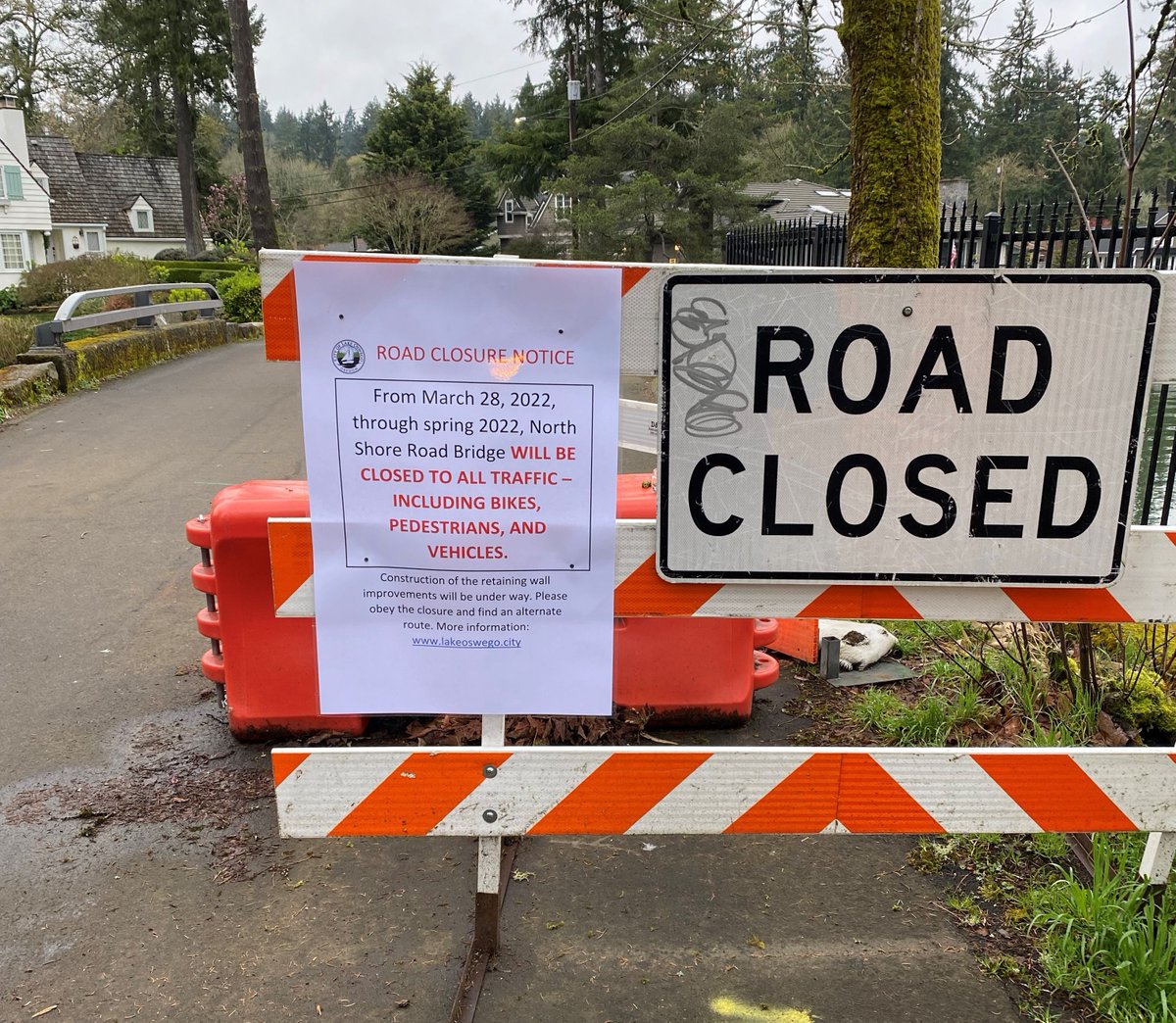 LakeOswegoInfo's tweet photo. #TrafficUpdate: starting 3/28, the North Shore Road Bridge will be closed to ALL traffic through spring 2022: incl bikes, peds, boats & vehicles. Construction will be taking place on the retaining wall. Latest info: https://t.co/1rpEqR71Bf #PDXTraffic #LakeOswegoCityProjects https://t.co/4rHBVL3HgD
