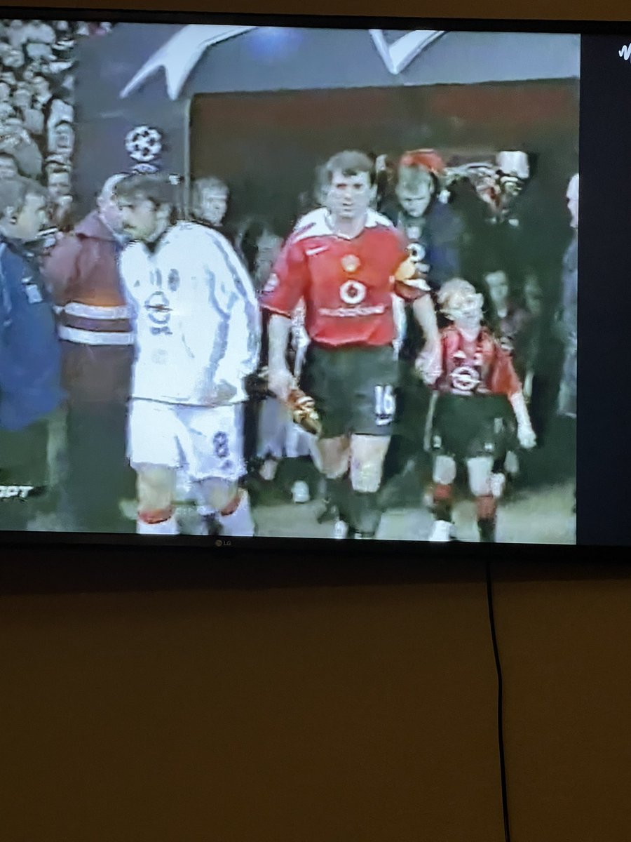 PabloFrankie1's tweet photo. Noche de Champions By @footballia3 
Casi nada en Old Trafford 🤯🤯
Tenia algo de frio Nesta 🤣

🍿📽 https://t.co/jqHiKydpZu