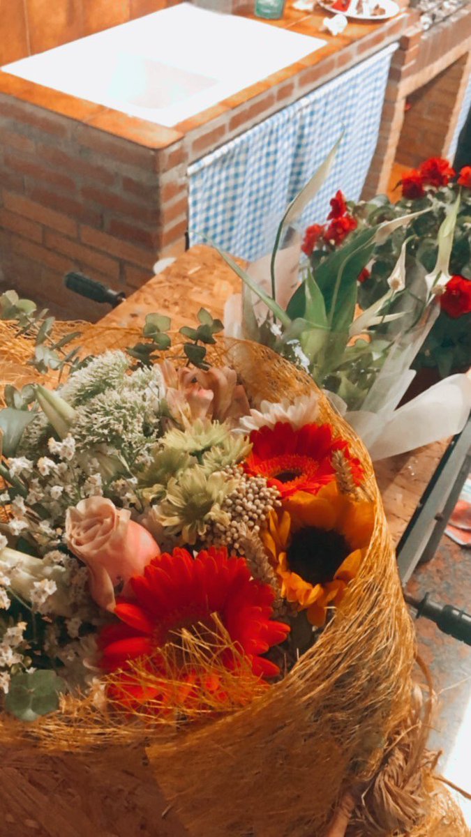 serolfarual's tweet photo. he visto un tweet de una chica en el que compartía los ramitos de flores que le va regalando su pareja, así que me ha apetecido subir los que me han regalado a mí diferentes personitas 🌷
Este tan lindo me lo regaló mi tía por mi cumple <3 https://t.co/lvLwPtpmcK