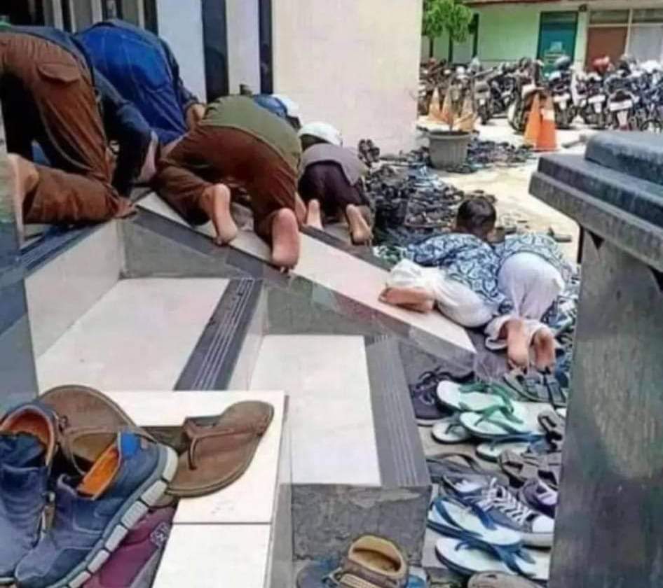 عدد الحسنات الإجمالي = cos(30°)×عدد الركعات. 
لأن الصلاة تتم على سطح مائل بزاوية 30 درجة.