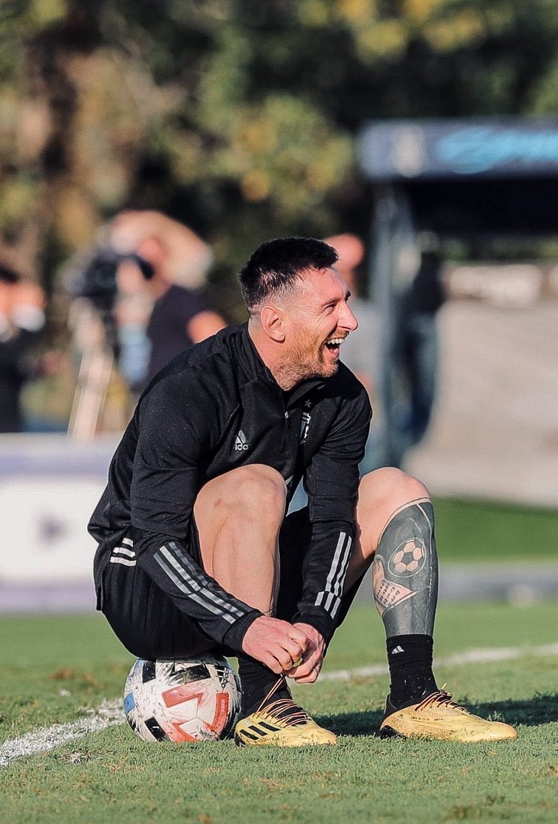 RoyNemer's tweet photo. Lionel Messi laughing as he trains with the Argentina national team. https://t.co/vOi6W1tOPk