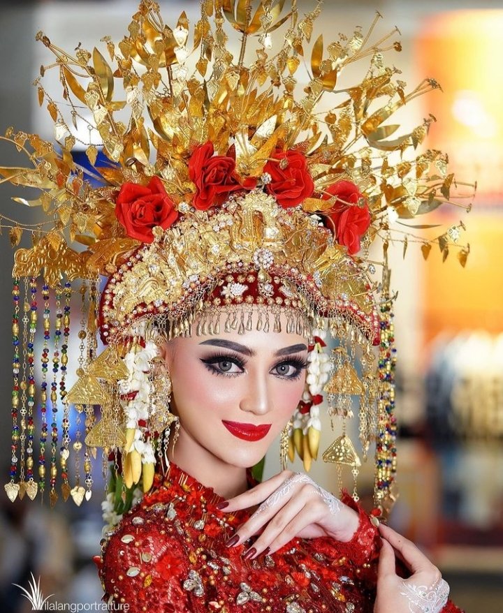 Mahkota Karsuhun berwarna emas yg beratnya bs mencapai 3kg. Warna emas adlh lambang keagungan Kerajaan Sriwijaya di masa lalu. Karsuhun mnjd simbol kecantikan &amp; keanggunan perempuan Palembang.
Stlh menikah, perempuan diharapkan menjadi ibu yg lembut &amp; pengertian🌺

#PuspitaNagari