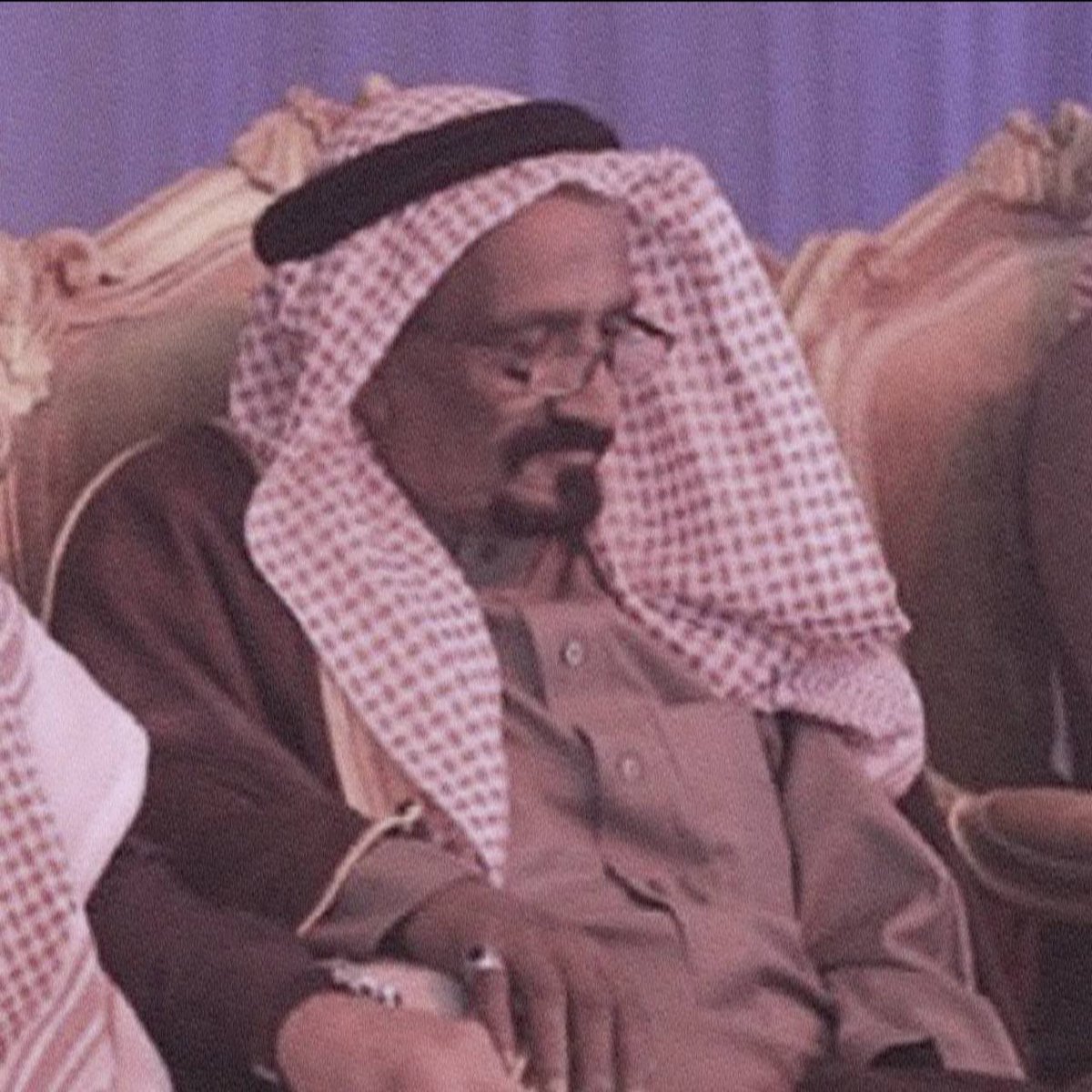 اشهد على حببك ملوكٍ على متنيّ
ويشهد ضميري من ونينٍ تنهت به

اراعييك بـ الذكرى وذكرك يـقوتنيّ
ولو غاب ذكرك وش عاد اتقوت به

انا لا بغيت اسج عن صورتك جتنيّ
مع الطيف ولا علمك الناس ماجتبه