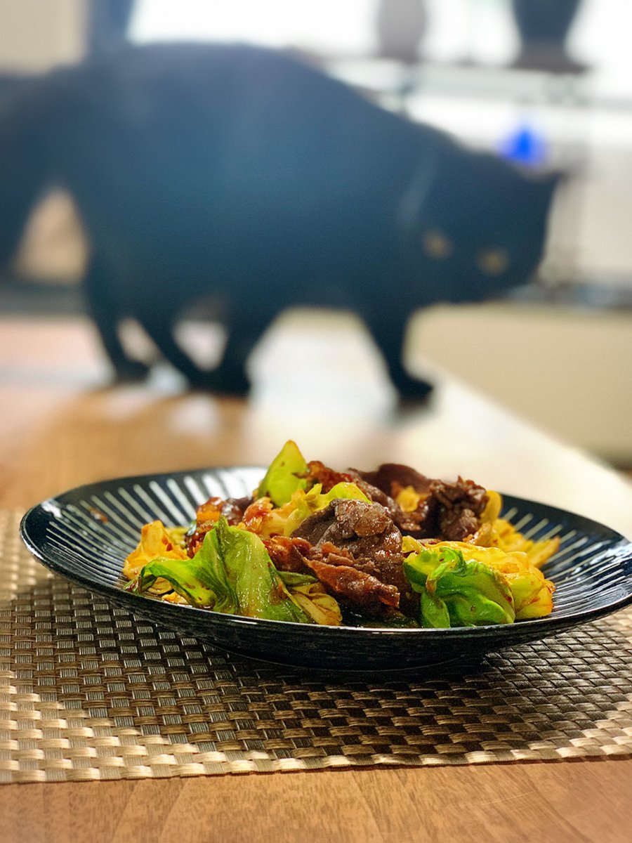 winwinpalette's tweet photo. 昨日の晩御飯 
牛肉とキャベツの激辛コチュジャン炒め🌶ニンニクたっぷりで美味しく出来ました😋 小さな黒豹が狙ってる！！ https://t.co/ZbTaVXmLT1