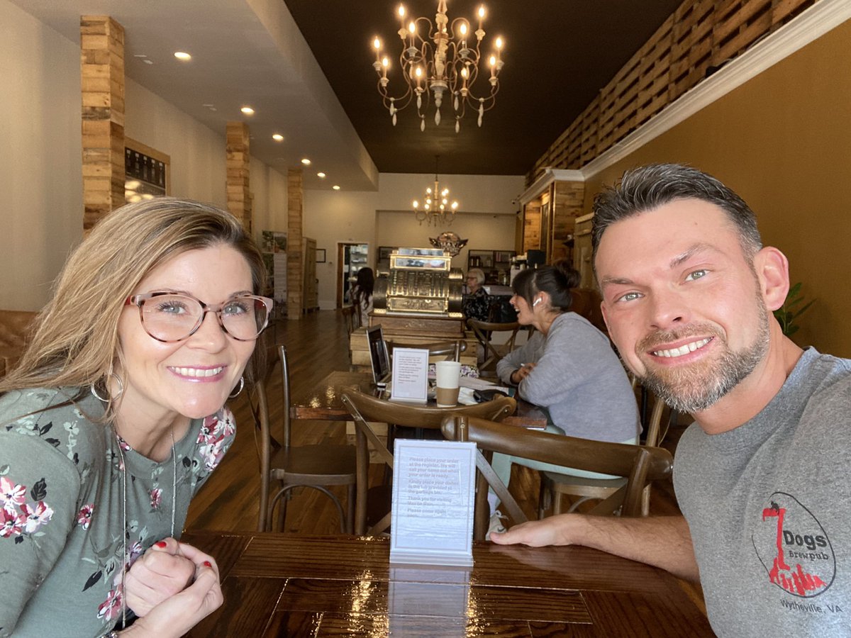 DwightFunk's tweet photo. #HotLunchDate https://t.co/tHMqFPEvSb