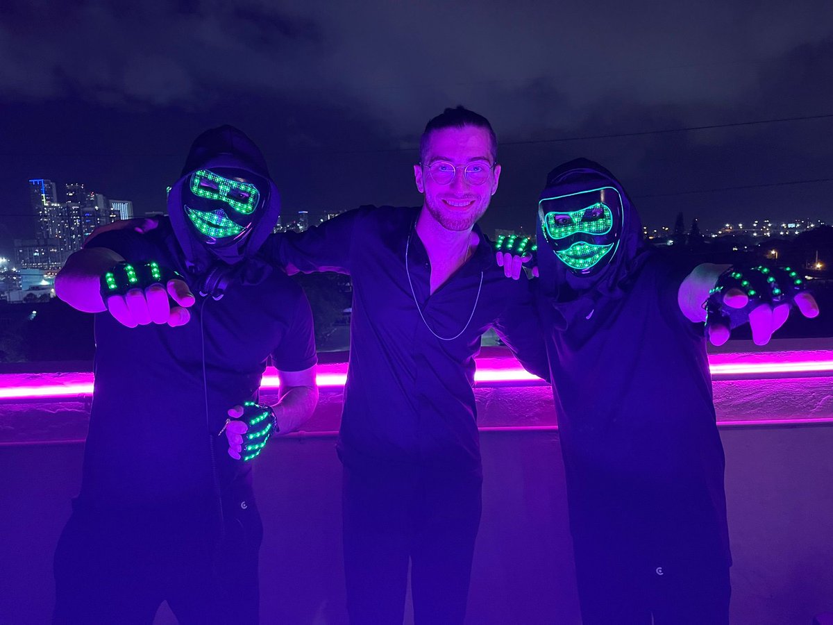 mazzolimarco's tweet image. Ieri sera: Apertura del Miami Music Week, festa privata di @revolution935fm sul tetto della radio!🙌🙌🙌🙌
#cedric #benassi #dasilva #meduza #ps1 #cfast