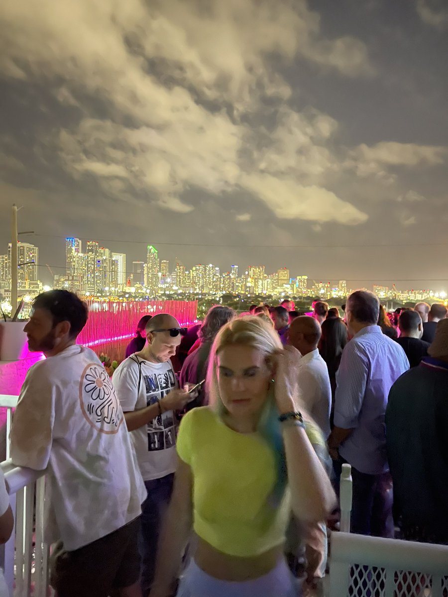 mazzolimarco's tweet image. Ieri sera: Apertura del Miami Music Week, festa privata di @revolution935fm sul tetto della radio!🙌🙌🙌🙌
#cedric #benassi #dasilva #meduza #ps1 #cfast