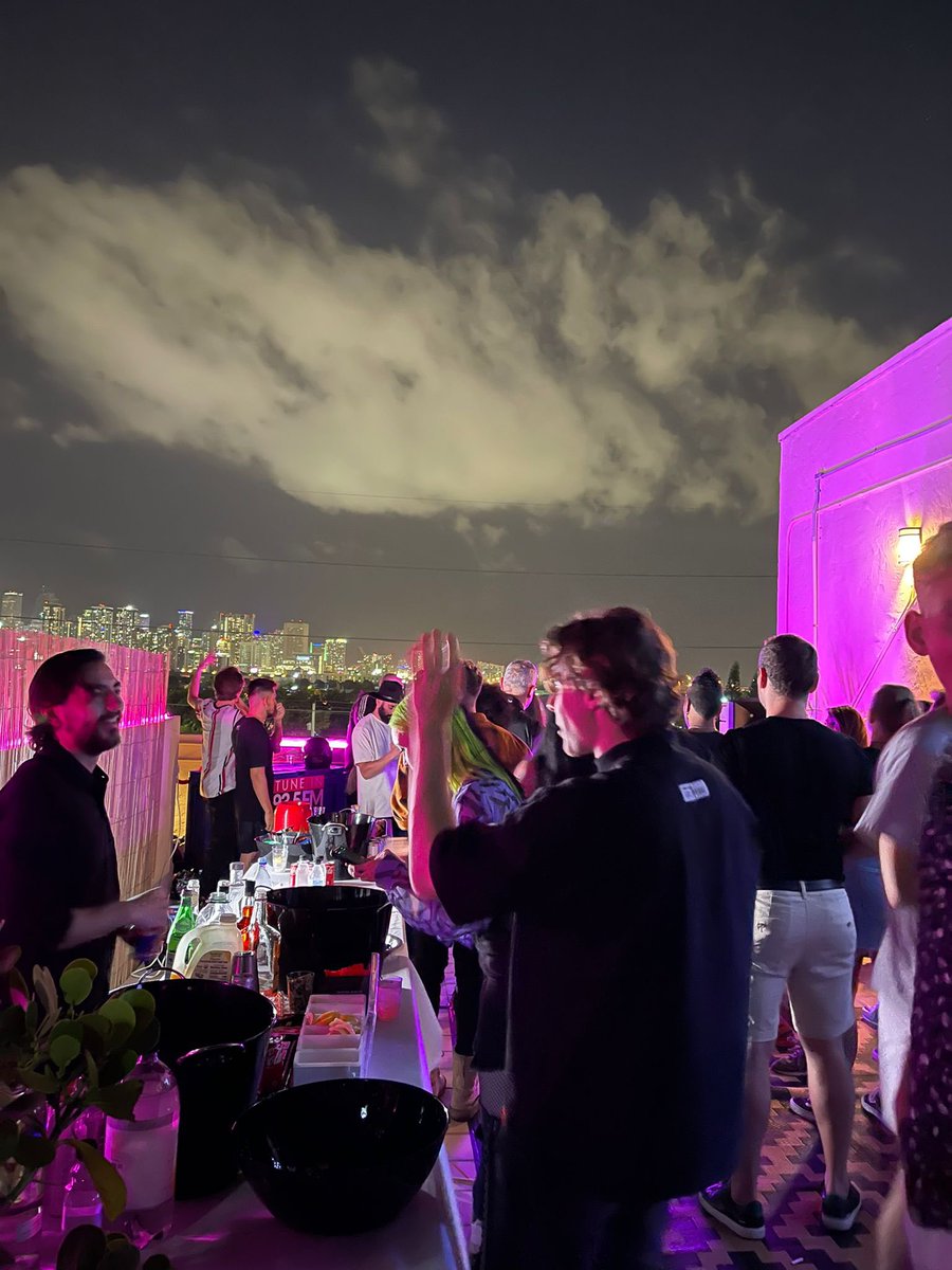 mazzolimarco's tweet image. Ieri sera: Apertura del Miami Music Week, festa privata di @revolution935fm sul tetto della radio!🙌🙌🙌🙌
#cedric #benassi #dasilva #meduza #ps1 #cfast