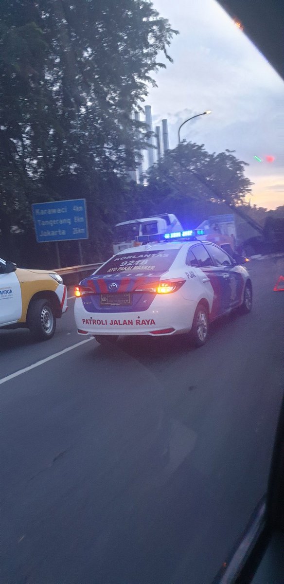 samosirleonard's tweet photo. Pagi ini di sekitar Entry Tol Bitung. Truk bawa bata ringan terguling di jalur satu. Tol arah Jakarta langsung stuck. Sering terjadi seperti ini. Tolong @NTMCLantasPolri dilakukan lagi patroli dalam tol. Truk2 sering serampangan, pengemudi mengantuk https://t.co/L4YtnVyL51