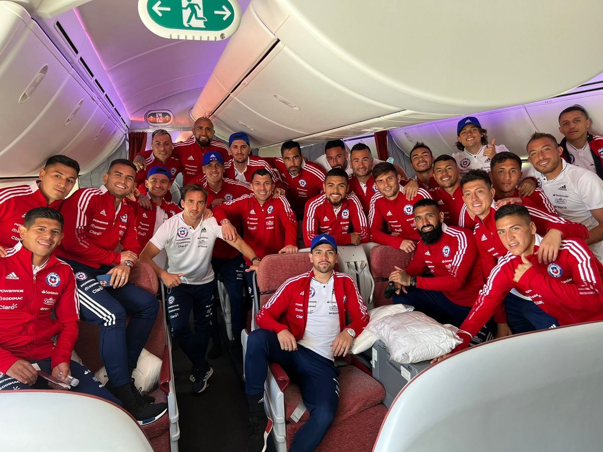 MedelPitbull's tweet photo. Mañana enfrentamos un nuevo desafío. Pase lo que pase y como siempre, daremos la vida en la cancha. Y si bien hay muchísimo en juego, nada cambiará la historia que juntos hemos construido. Vamos Chile la rectm. Todos juntos. https://t.co/c16ApjxqiE