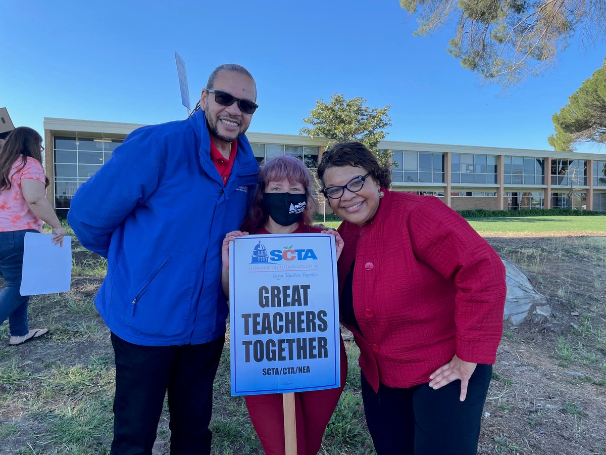 Spotted on the <a href="/SacTeachers/">Sac Teachers</a> picket lines: CTA President <a href="/ETobyBoyd/">E. Toby Boyd</a>, Vice President @TeacherGoldberg, <a href="/NEAToday/">NEA</a> Vice President <a href="/PrincessRMoss/">Princess Moss</a>, &amp; members of the CTA &amp; NEA boards of directors, bringing solidarity from across the state and country! #SacCitySolidarity #SCTA4Students