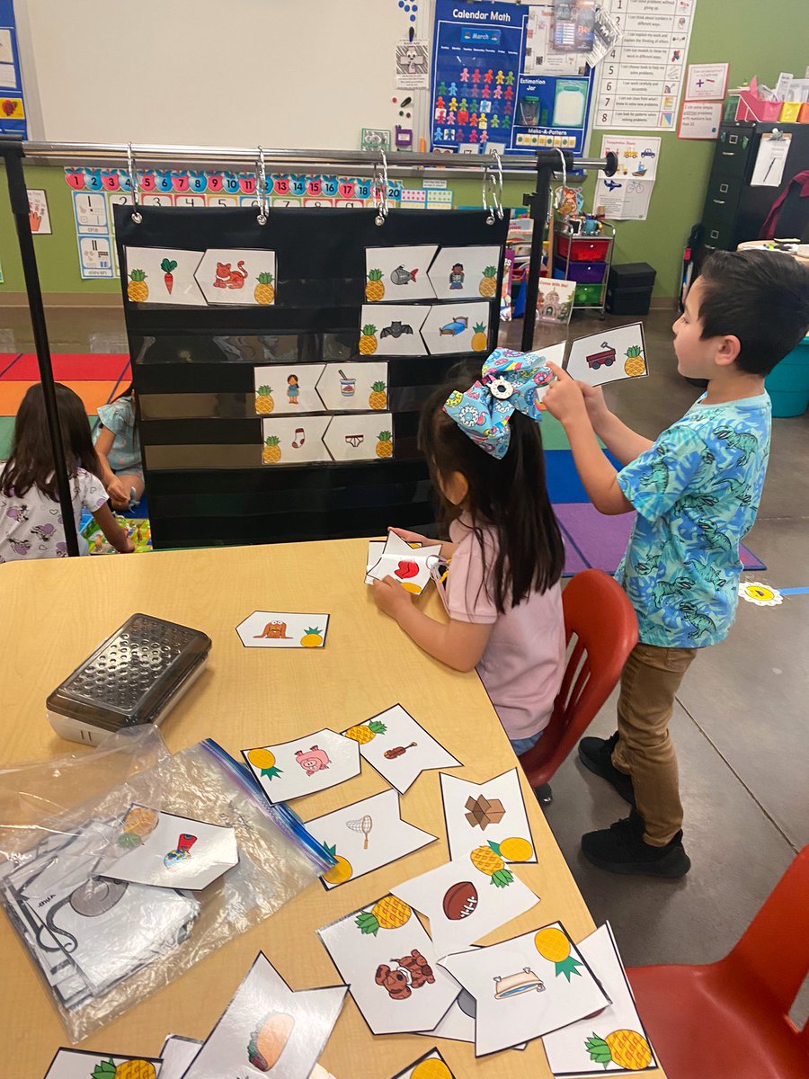 KallieLindle's tweet photo. Ss are LOVING the new pocket chart center! Hands on learning activities during centers keeps them engaged and motivated 💪🏻Thanks @kindersmorgie for always sharing your great ideas 😊@DoublePeak_K8 #iteachkinder https://t.co/IcCwiG2S6I