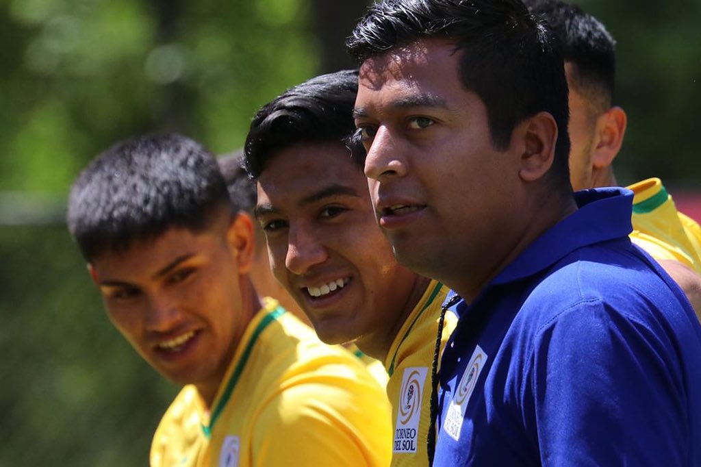 cf_estudiantess's tweet photo. #CopaDelSol ☀️

Los nuestros están BRU TA LES con la Selección 4 🟡 

Mañana se juegan semifinales. Todas las buenas vibraaaaas 🙌 los tqm 🥰 https://t.co/uyHX6y7BQa