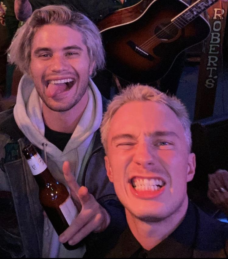 TRIGGERWARREN's tweet photo. yooooo here it is my new hair also who tf is that other guy can he stop ruining my pics lmao #33BCONTENT https://t.co/pO3BphXDVb