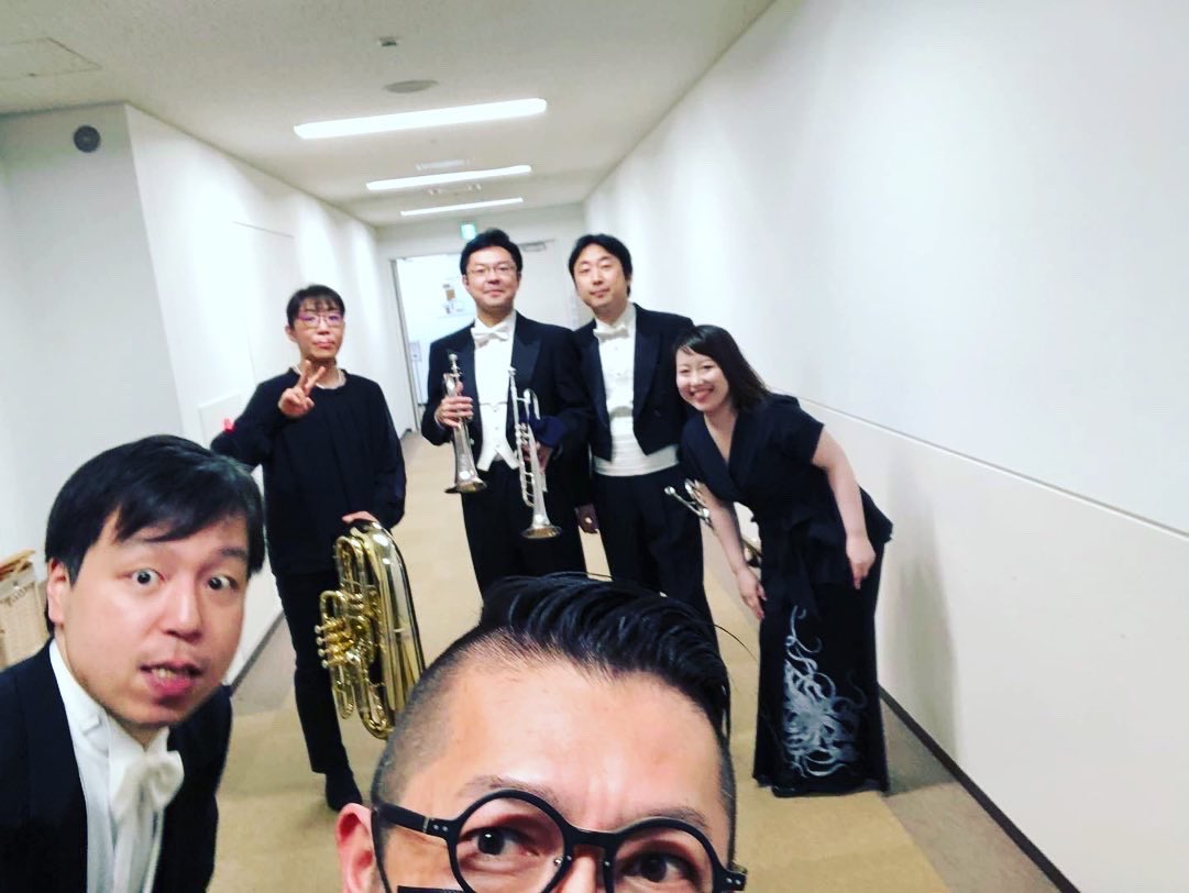 sayakanojiri's tweet photo. 3/22 #BuzzFive さんのリサイタルにて、数曲共演でした☆25周年とのこと、長い間一緒に過ごした空気感と阿吽の呼吸なサウンド感。ビートも風景音も自然に溶け込めたらと思いながら、また5月に共演です。
楽屋では大学の先輩と、本番には同期と懐かしく元気になる再会も。
#金管五重奏
#パーカッション https://t.co/C6cer5iR5U