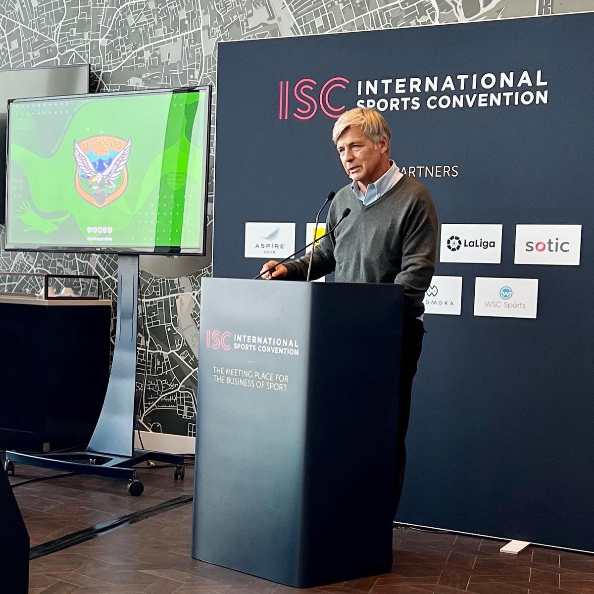 MayneNicholls's tweet photo. Un honor el poder presentar el proyecto de @cdtrasandino en la ISC (Conferencia Internacional de Deportes) #ISCLondon2022 en Inglaterra. El estadio del Tottenham Hotspur fue un gran escenario para este importante encuentro https://t.co/qBn7gWYGLp