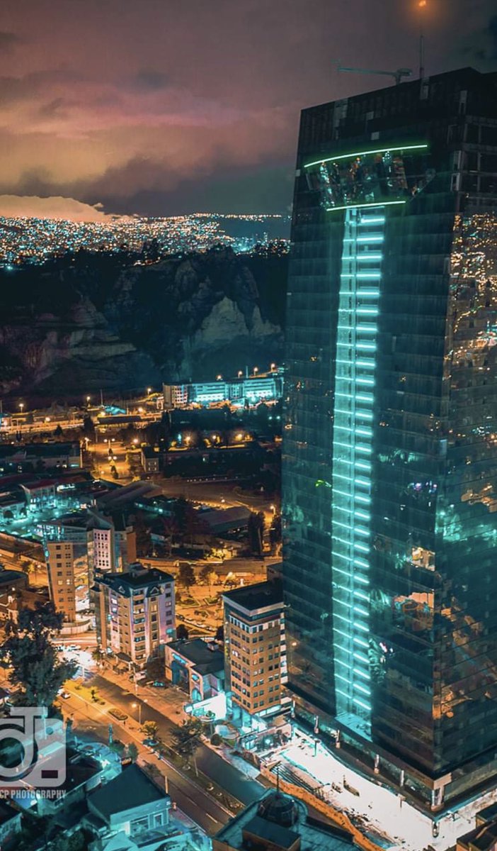 SDoriaMedina's tweet photo. Jorge Clavijo capturó la noche paceña con el brillo de Green Tower. https://t.co/LfgHFGcACI