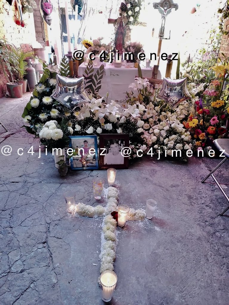 c4jimenez's tweet photo. GABRIEL AMABA el FÚTBOL, le iba al Toluca, quería estudiar informática… 
Pero hoy está muerto: lo mataron en la combi.
Es el pasajero asesinado por estos rateros en la Mex-Puebla.
Solo tenía 18 años.
@FiscaliaEdomex indaga.

La historia a las 6 en Canal 6 @telediario https://t.co/S7DgiNJPxD