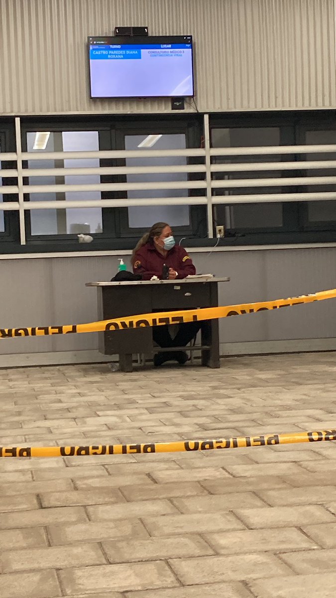 JHoffmann17's tweet photo. Cómo es posible que en EMERGENCIAS Afecciones Respitatorias IESS MANTA pueda haber un solo Doctor atendiendo? Acaso hacen falta más recursos? Que es lo qué pasa? Para esto es que pagamos todos una parte de nuestro sueldo mensualmente?  @LassoGuillermo @Salud_Ec @XimenaGarzon11 https://t.co/qGpr6A6qdV
