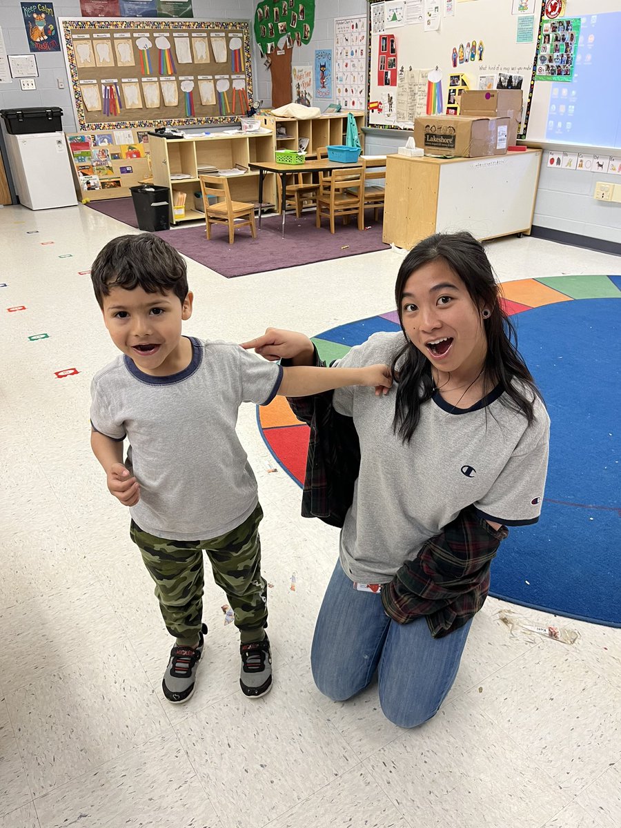 ‘Look who’s wearing the same shirt as me!’  What a fun discovery! #CPESBelieves <a href="/FCPSPreKEHS/">FCPS PreK & Early Head Start</a>