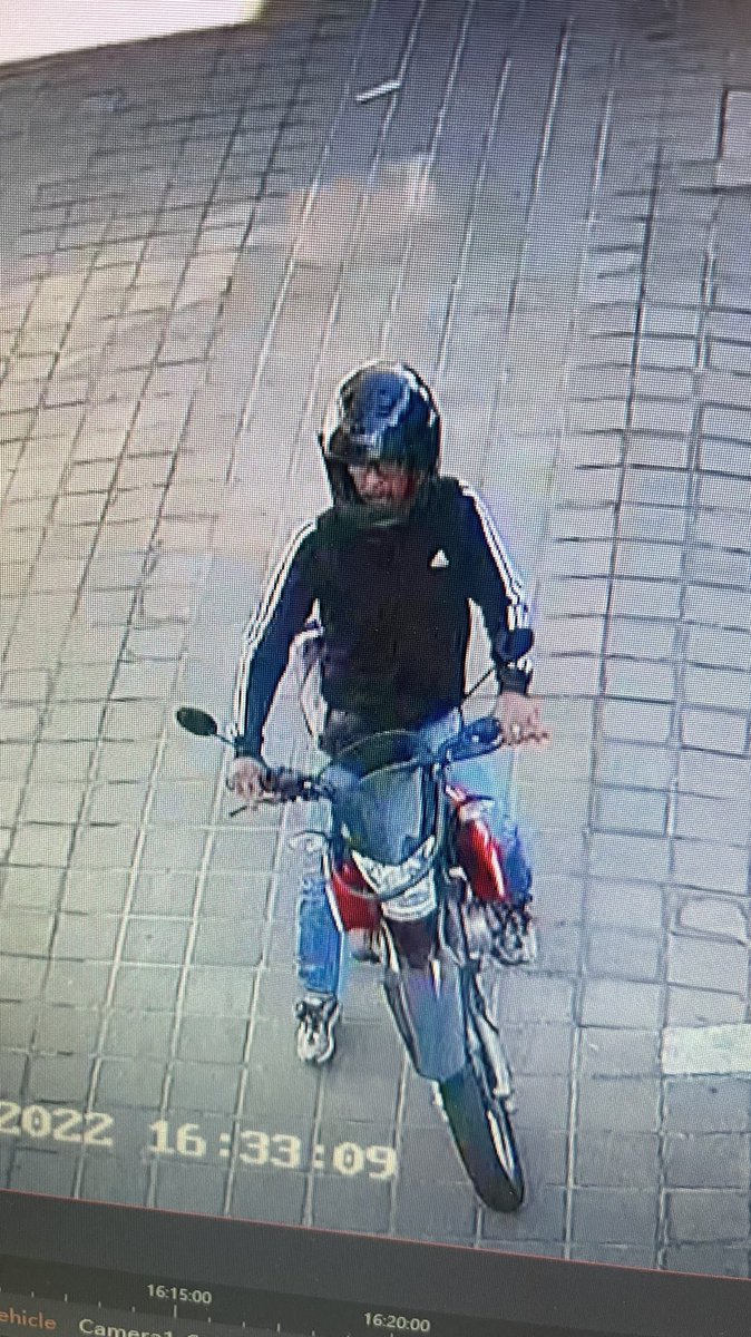 RenataDac's tweet photo. Hoy estaba afuera de mi trabajo y este hombre en moto y por la banqueta trato de arrebatarme mi teléfono, ojalá alguien lo ubique y tengan cuidado @PabloLemusN @Trafico_ZMG @PoliciaGDL https://t.co/uRX2CusCDS