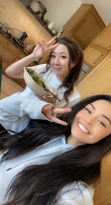 Live!!

First cooking stream at the new house with some roomies! 

Making my @sweetgreen Valkyrae Extra