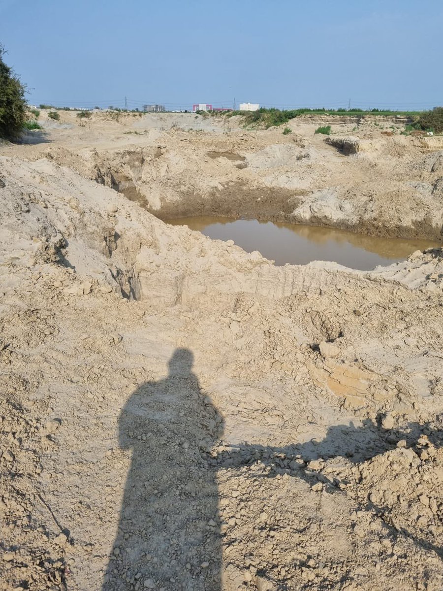 vijayverma1761's tweet photo. @SadhguruJV @UNCCD @FAO @WFP @UNEP @cpsavesoil @CMOfficeUP @DCPGreaterNoida @PMOIndia @CPCB_OFFICIAL @mlkhattar @DC_Faridabad @NGTribunal @JoshiPralhad @MinesMinIndia @RS @yashpalmurar दिन दहाड़े प्रति दिन क़रीब ₹ १६ लाख की डकैती UP यमुना से 10000 CFT रेत का #अवैध खनन और फ़रीदाबाद Tigaon में बेचने का बेरोकटोक कार्य चल रहा है #SaveSoilSaveLife #SaveSoil. क्या #GOI @UPGovt @cmohry सैंड माफिया की ताकत के खिलाफ असहाय है या बड़ी ताक़तें अपना निज़ी काम कर रही हैं ? https://t.co/ixeCq6KBxw