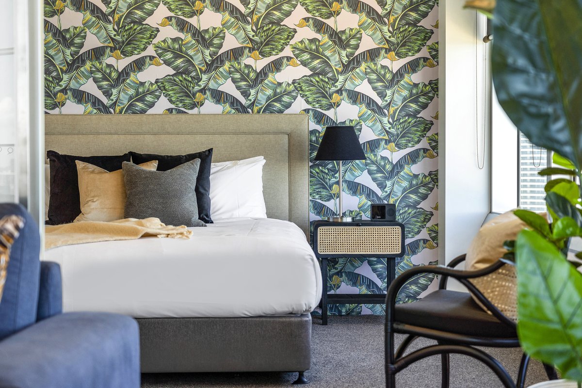 gcrpholiday's tweet photo. When you stay with Gold Coast Luxury Resorts in one of our designer rooms at Q1 resort, you will be staying in an upgraded room exclusive to GCLR. 

Make your booking here 👉 https://t.co/zgiEhU5HKT
#goldcoastluxuryresorts #SupportLocal #PlayGoldCoast #GCLR #GuestsLoveGCLR https://t.co/cwgIjLYTYC