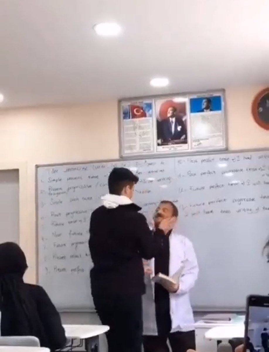 alidag023's tweet photo. Benim çocuğuma yan baktın diye okul basan velilerimiz, eserinizle gurur duyabilirsiniz.
#öğretmen https://t.co/dCQJ3S5czf