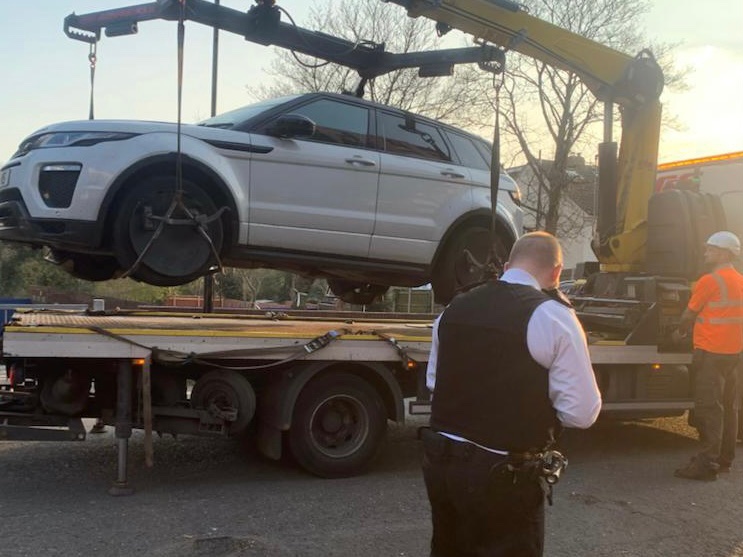 MPSPerryVale's tweet photo. #SgtJames, #PCLucy and #PCBen came across this vehicle on Silverdale/Dacres stolen from North London last year whilst out responding to residents concerns of drug dealing/suspicious vehicles #PCSOAndrea https://t.co/jvV9lWVWJV