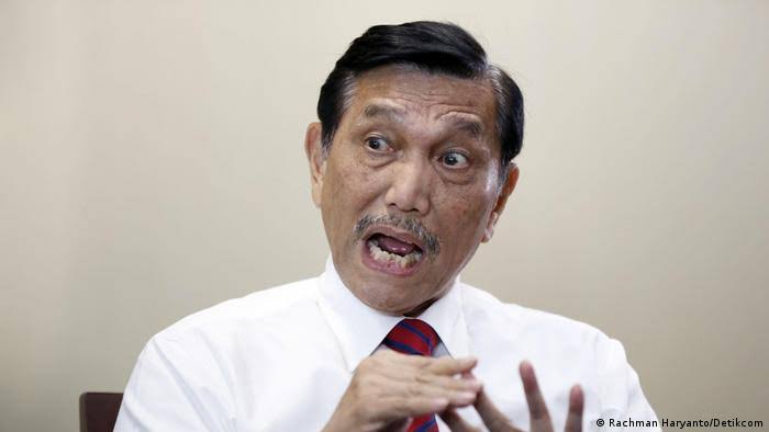 APA PANTAS KAFIR PEMAKAN BABI INI MENGATUR NGATUR URUSAN BERIBADAH UMAT ISLAM ???😠
HEI UMAT MUSLIM,JANGAN KALIAN MAU DI ATUR ATUR SI KAFIR INI.
KALIAN BUKAN KAMBING YG BISA DI GIRING KESANA KEMARI.
LAWAN !!!👊👊👊