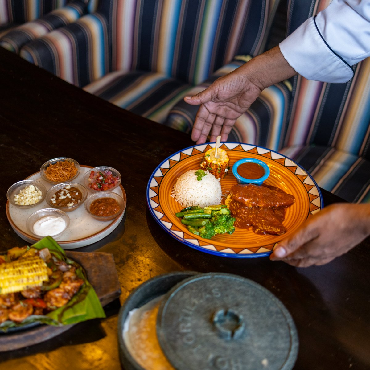 Indulge in our Ajillo Smokey Chipotle Chicken! Served with sautéed veggies, Mexican rice, corn on the cob, and our garlic chipotle sauce for that extra kick.🤤

#SanchezBlr #MexicanFood #BangaloreFoodies #Mexican #BBQ #ChickenLover