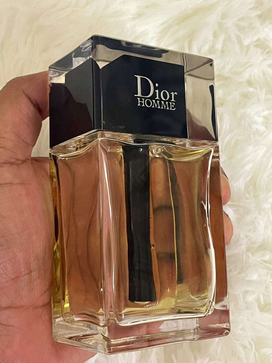 Musharri's tweet photo. 🚨لو خيروك وأخبروك عن 4 #عطور فقط ستبقى معك ولن يحق لك شراء غيرها لمدة عام فماذا تختار؟
أتحفونا باختياراتكم☺️
بالنسبة لي هذه الأربعة 
#رابطة_عشاق_العطور https://t.co/QpkQ6Xb5aq