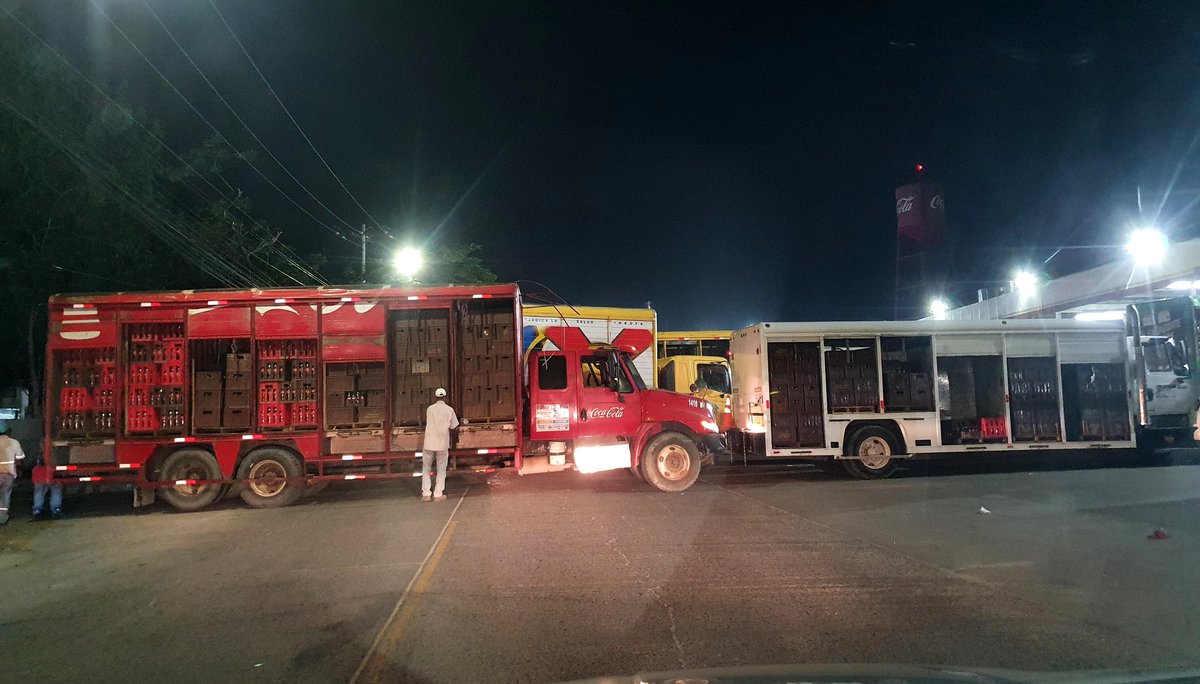 nelmejia's tweet photo. Don @OficialRobertoC @AlcaldiaDeSPS  los empleados de @CerveceriaHond empresa que dice ser "socialmente responsable" bloquean la 19 calle NO en lucha entre ellos por ingresar al plantel de la empresa y nadie los controla, igual situación provocan en el bordo Río de Piedras https://t.co/6hlmMMpseB