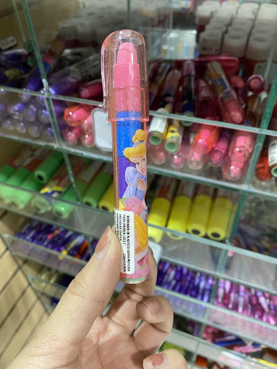 anavictoriase's tweet image. Quiero volver a la edad donde me emocionaba comprar estos borradores