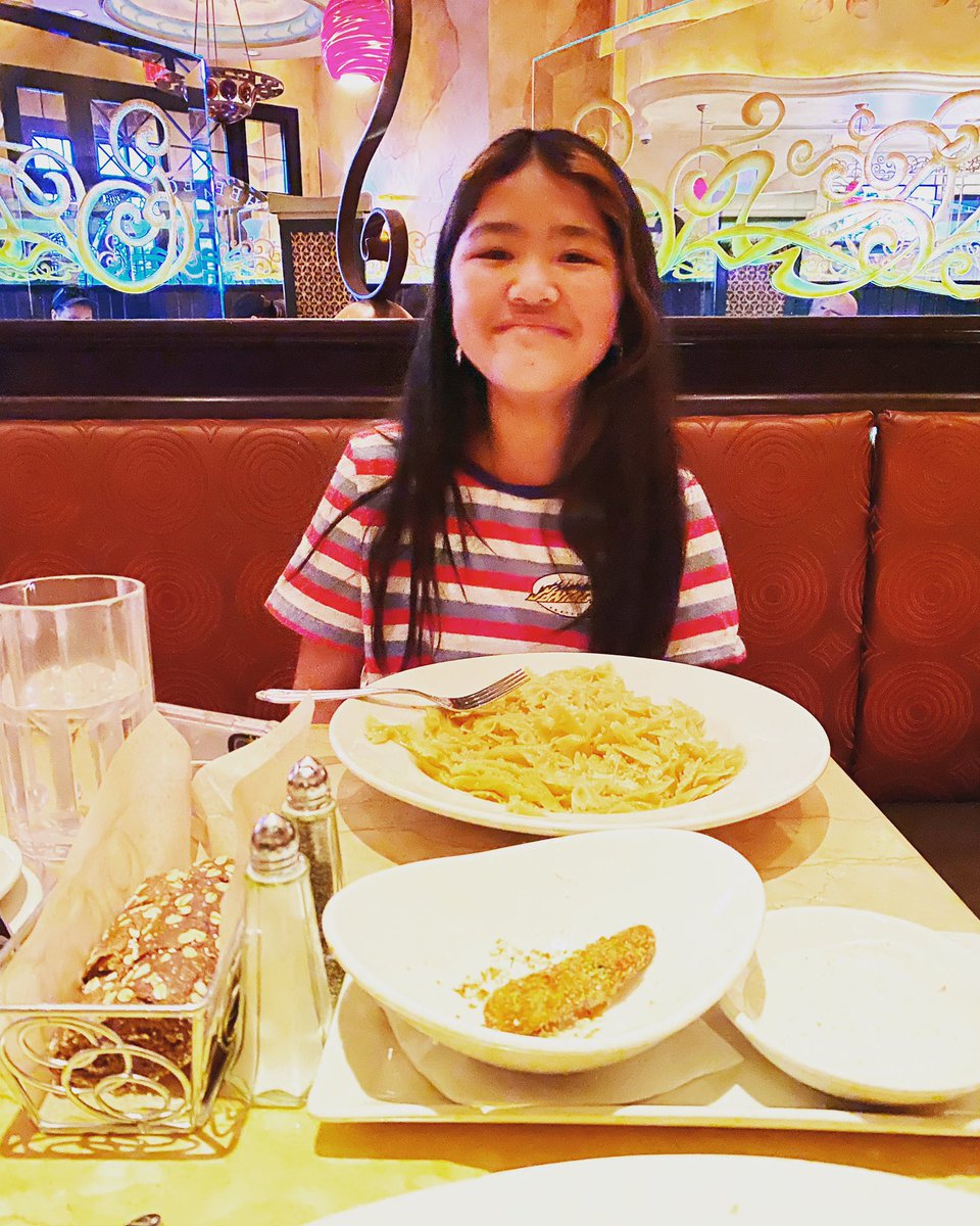 k_fig_'s tweet photo. Capping off our Arizona trip with some daddy/daughter shopping, then reliving her younger days with dinner at our favorite spot! #springbreakshenanigans https://t.co/D6NmWPhAHq