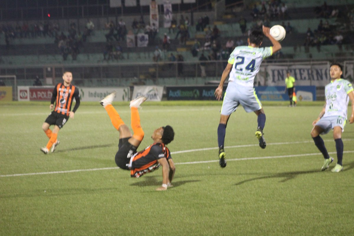 cdaguilaoficial's tweet photo. ⏱30' | #Jornada14

Hasta San Miguel se vio el penal 🤨
Santa Tecla 1-1 Águila

#ElMásGrande https://t.co/Gh7CUw7FOn