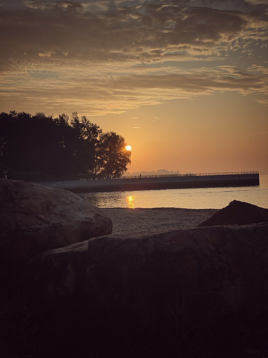 _ektaparekh's tweet photo. Made it in time to see the sunrise.
#walkdiaries https://t.co/34LFRzqRZG