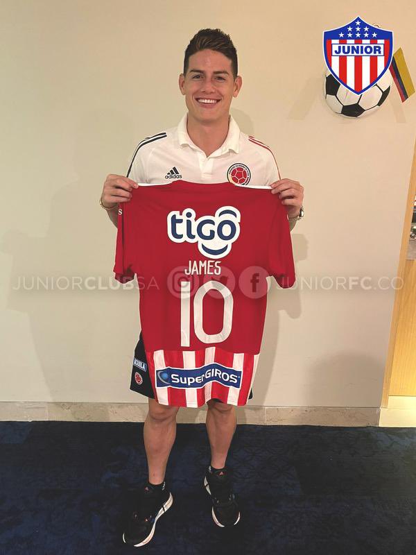 👋🏼¡Hola, <a href="/jamesdrodriguez/">James Rodríguez</a>! Que bien te queda la ‘Rojiblanca’. 

#VamosJunior🔴⚪️🔵
@adidasCO