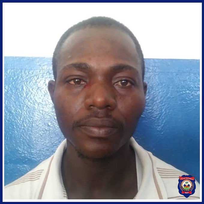 Un présumé membre du groupe de gang « 400 MAWOZO » connu sous le nom de Priseme Claumer, a été appréhendé le mardi 22 mars 2022, dans les parages de la place Saint-Pierre, à Pétion-Ville, rapporte la <a href="/pnh_officiel/">PNH</a> via twitter ce mercredi.