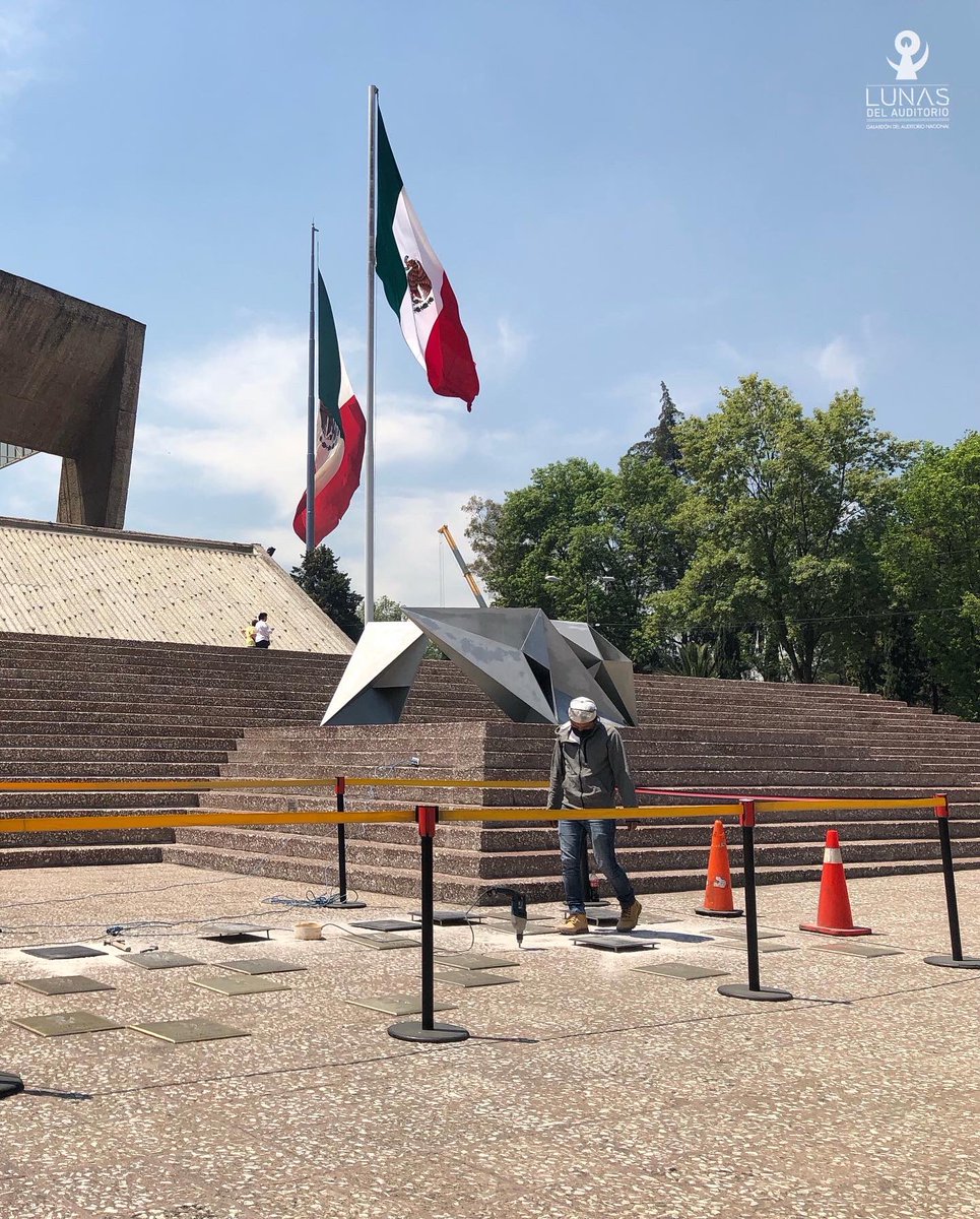 LunasAuditorio's tweet photo. ¡El #PaseoLunas tiene nuevas placas! 

Se colocan la primera vez que un artista recibe un reconocimiento de las Lunas y a partir de hoy, encontrarás en la explanada del @AuditorioMx los nombres de los galardonados en las #Lunas2019. https://t.co/EvhYBgupul