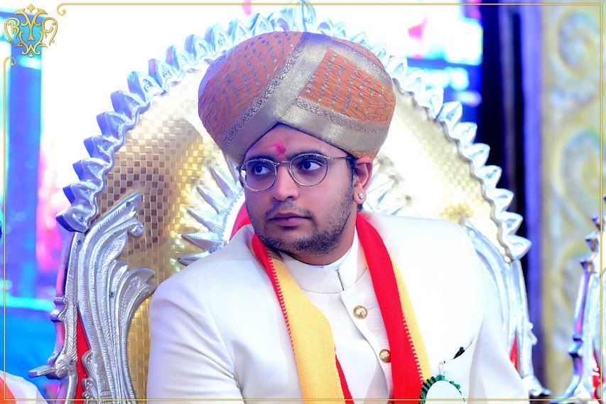 MysuruMemes's tweet photo. ಶ್ರೀ ಯದುವೀರ ಕೃಷ್ಣದತ್ತ ಚಾಮರಾಜ ಒಡೆಯರ್ ಅವರಿಗೆ ಜನ್ಮದಿನದ ಶುಭಾಶಯಗಳು.

ಜಗನ್ಮಾತೆಯಾದ ಶ್ರೀ ಚಾಮುಡೇಶ್ವರಿ ದೇವಿಯು ಅವರಿಗೆ ಉತ್ತಮ ಆರೋಗ್ಯ, ಸಂತೋಷ ಮತ್ತು ಸಮೃದ್ಧಿಯನ್ನು ದಯಪಾಲಸಲಿ. https://t.co/SRRhI5MDjR