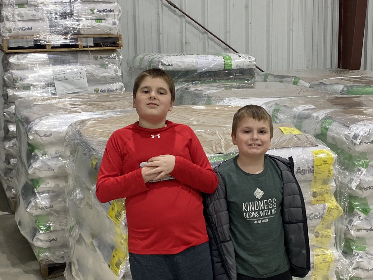 DannyDNGSeed's tweet photo. They were supposed to be helping stack bags of corn for Spring Break but instead I got talked into Chucky Cheese https://t.co/DOANMHxKty