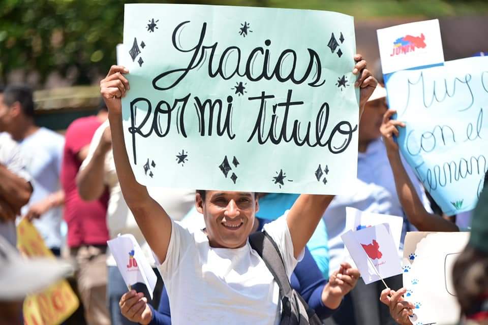 GobiernoJunin's tweet photo. 🔴🔵 [#JunínSeReactiva] 
✅ Entregamos más de 1500 títulos de propiedad individual a nuestros hermanos del distrito de Pampa Hermosa en #Satipo. https://t.co/e3ZDNGyxcD