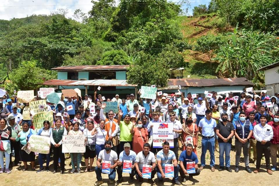 GobiernoJunin's tweet photo. 🔴🔵 [#JunínSeReactiva] 
✅ Entregamos más de 1500 títulos de propiedad individual a nuestros hermanos del distrito de Pampa Hermosa en #Satipo. https://t.co/e3ZDNGyxcD