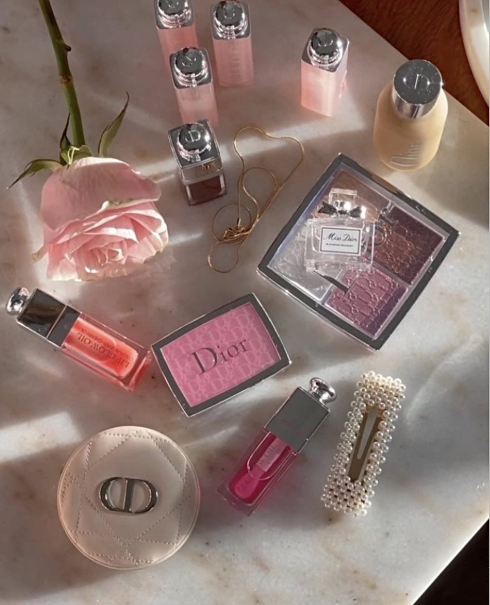 bottegalolita's tweet image. Dior essentials
