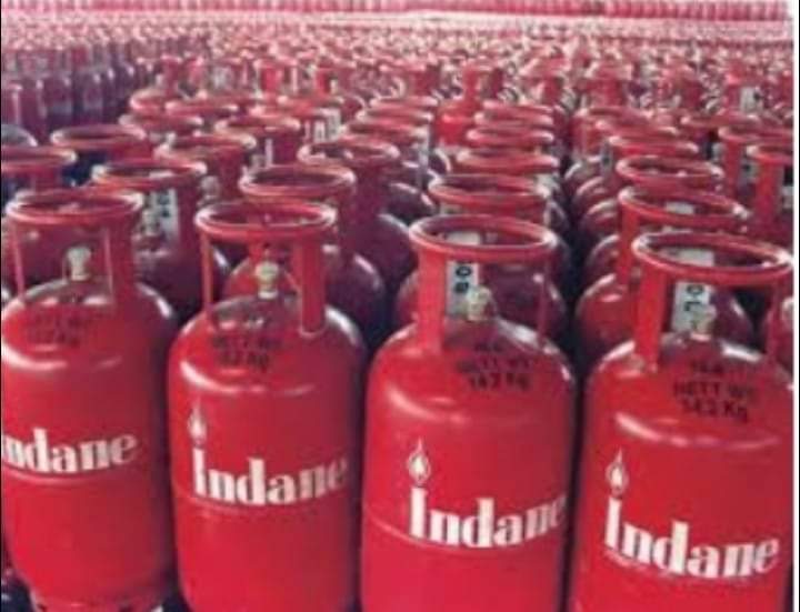 PrabhuN07551144's tweet image. #GasClinder அடிப்படை விலை விகிதம் 581.50

தமிழக(திமுக ஆட்சி)மாநில வரி 55% =319.83

மத்திய வரி 5% =29.10

மொத்தம் = 930.00 

என்ற செய்தியை மக்கள் புரிந்து கொள்ள வேண்டும் யார் ?அதிகமாக வரியாக தமிழக மக்களிடம் இருந்து பிடுங்குகின்றனர் இந்தச் செய்தியைப் பற்றி நண்பர்களிடம் சொல்லுங்கள்