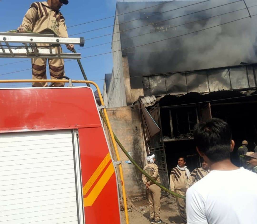 The_Nihuu's tweet photo. Fire extinguished !

उत्तरप्रदेश राज्य के शामली शहर में महादेव मोटर (कैराना रोड पर स्थित) पर लगी आग पर “शाह सतनाम जी ग्रीन ‘एस’ वैल्फेयर फ़ोर्स, डेरा सच्चा सौदा” और दमकल विभाग की टीम के अथक प्रयासों के चलते  क़ाबू पाया गया ।
सलाम इस जज़्बे को !

#DeraSachaSauda #Up #Rescue https://t.co/axFZehpcq4