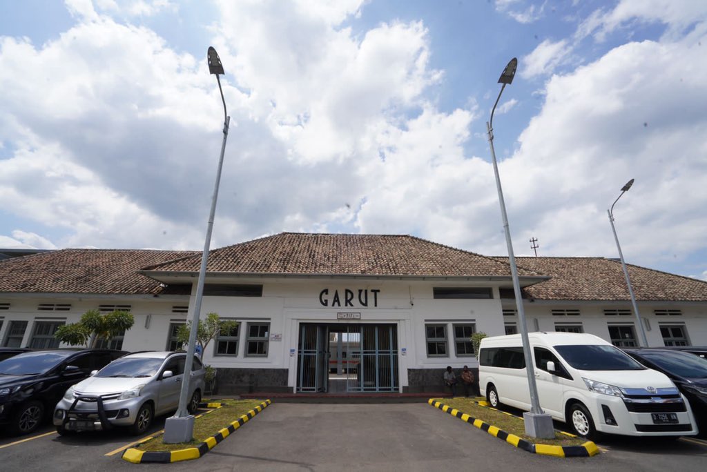 erickthohir's tweet photo. Stasiun penuh sejarah. Akhirnya, Stasiun Garut kembali beroperasi setelah non-aktif sekitar 30 tahun. Kami buktikan bangunan tua, bisa tetap menarik. Tak lekang oleh waktu.

@KAI121 @KemenBUMN @kemenhub151 https://t.co/le6B5yMOjU